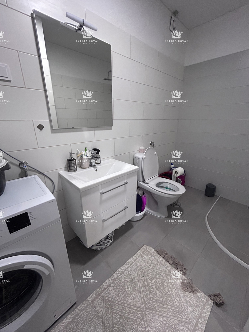 Istria, Brtonigla, vendita di un ampio appartamento arredato di 80 m2, balcone, 2 camere da letto + soggiorno con angolo cottura, occasione