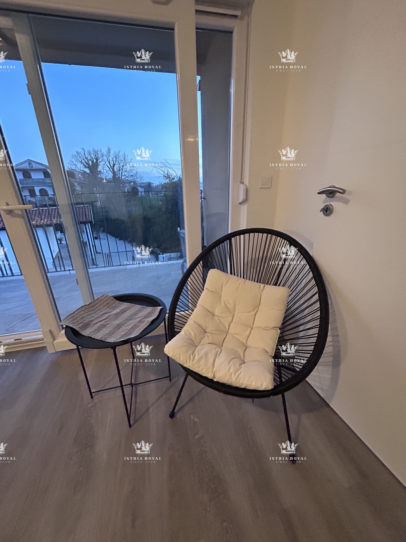 Istria, Brtonigla, vendita di un ampio appartamento arredato di 80 m2, balcone, 2 camere da letto + soggiorno con angolo cottura, occasione