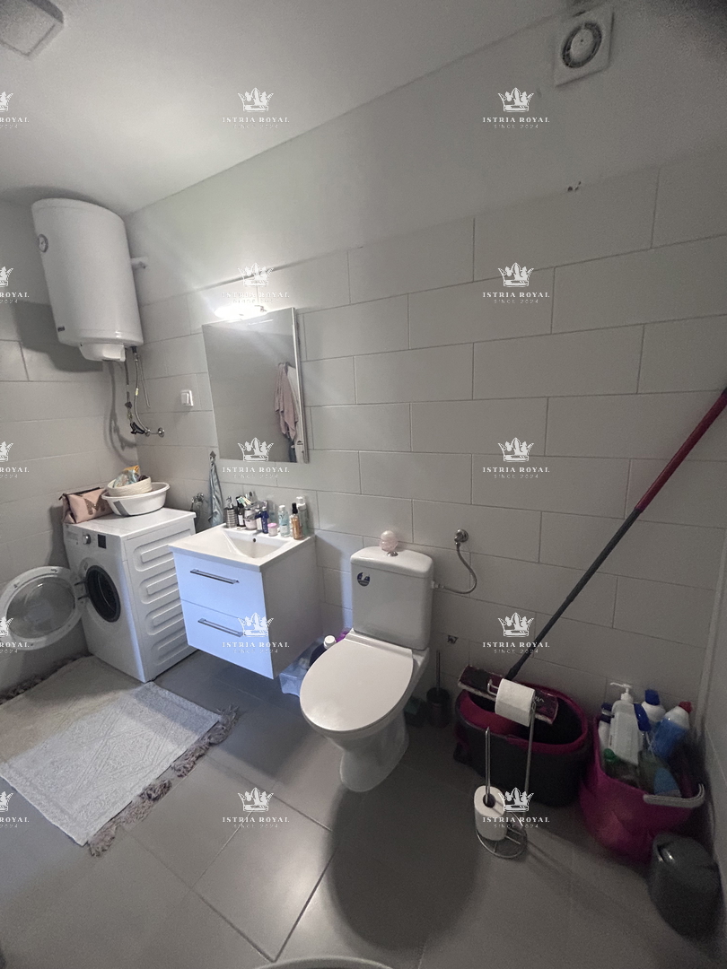 Istria, Brtonigla, vendita di un ampio appartamento arredato di 80 m2, balcone, 2 camere da letto + soggiorno con angolo cottura, occasione