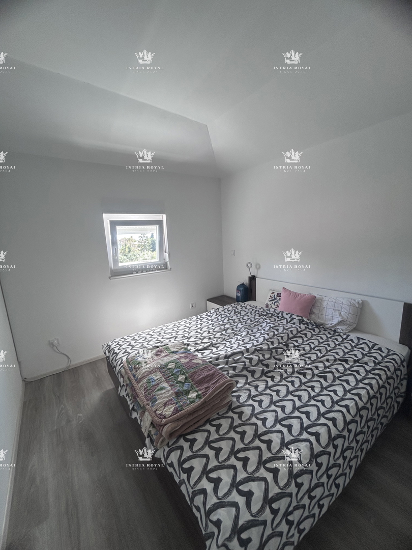 Istria, Brtonigla, vendita di un ampio appartamento arredato di 80 m2, balcone, 2 camere da letto + soggiorno con angolo cottura, occasione