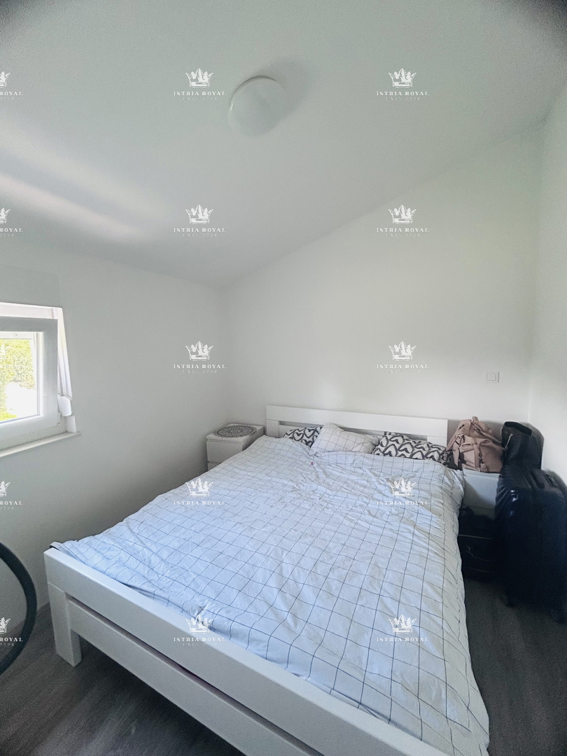 Istria, Brtonigla, vendita di un ampio appartamento arredato di 80 m2, balcone, 2 camere da letto + soggiorno con angolo cottura, occasione