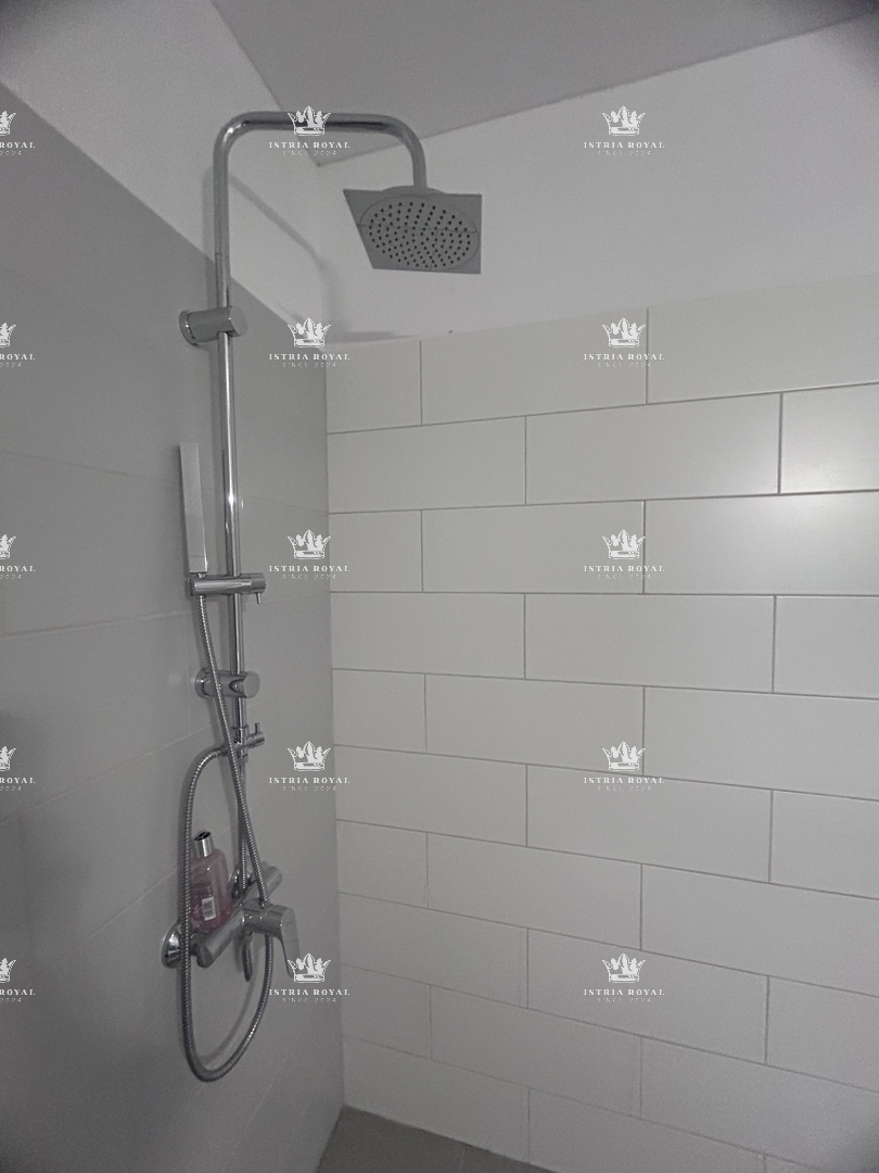 Istria, Brtonigla, vendita di un ampio appartamento arredato di 80 m2, balcone, 2 camere da letto + soggiorno con angolo cottura, occasione