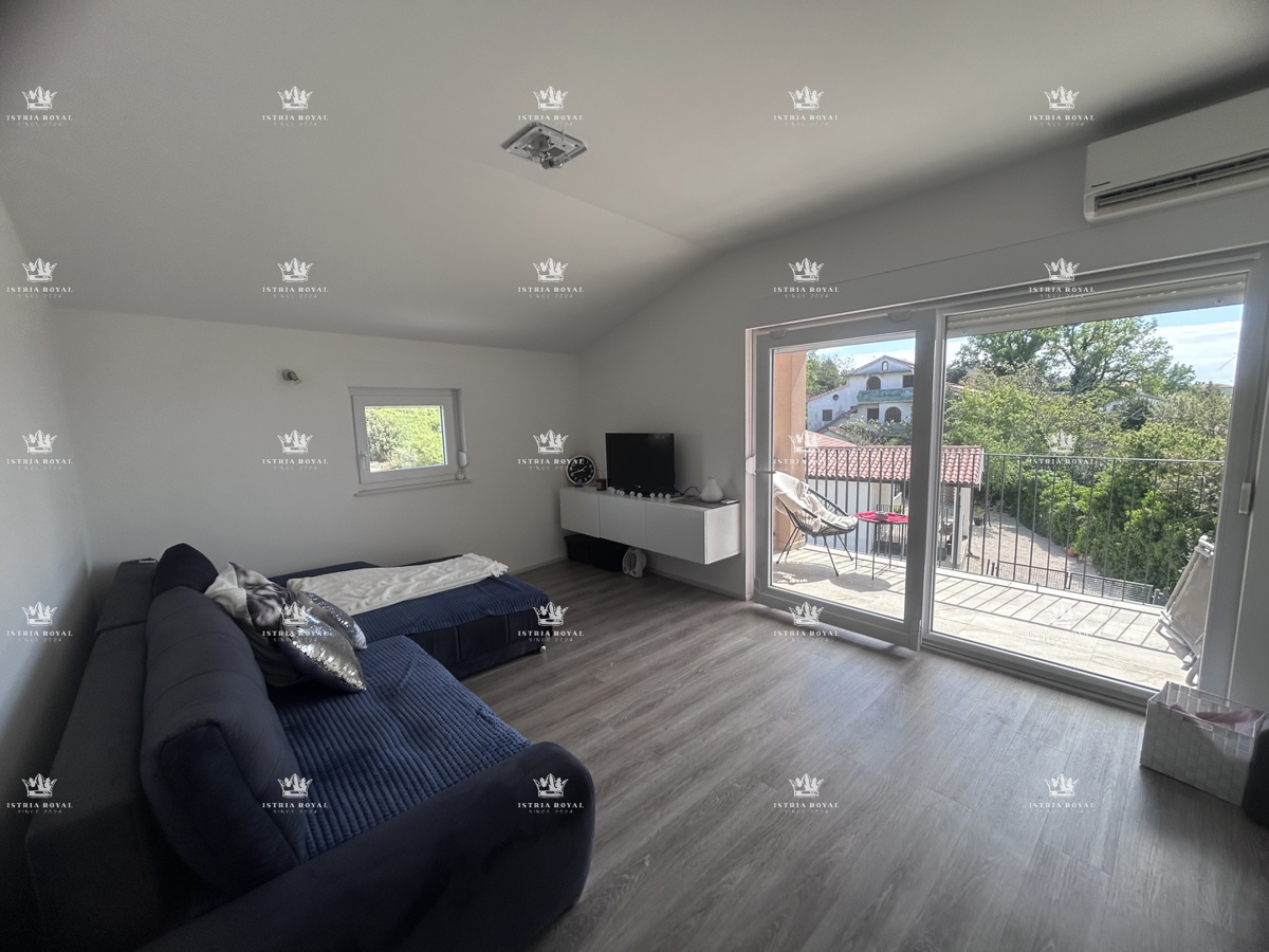 Istria, Brtonigla, vendita di un ampio appartamento arredato di 80 m2, balcone, 2 camere da letto + soggiorno con angolo cottura, occasione