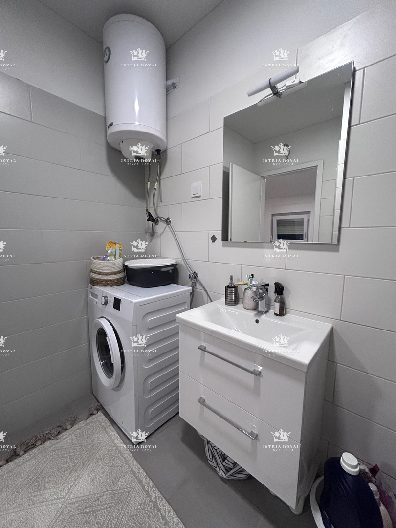 Istria, Brtonigla, vendita di un ampio appartamento arredato di 80 m2, balcone, 2 camere da letto + soggiorno con angolo cottura, occasione