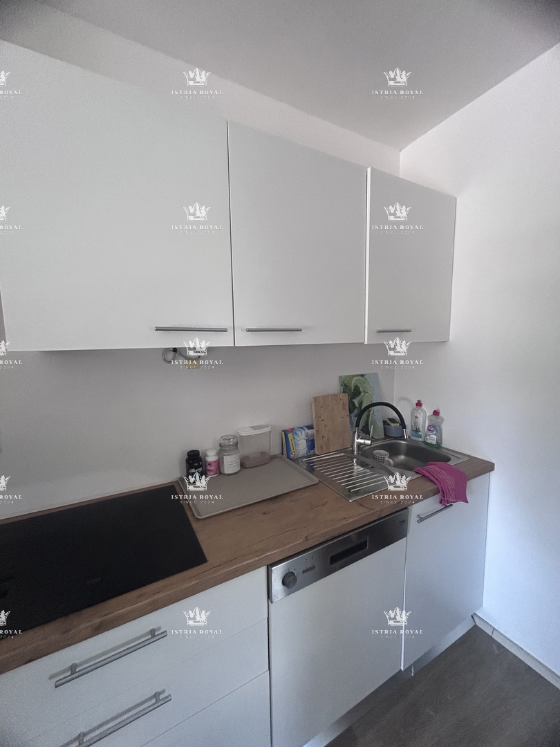 Istria, Brtonigla, vendita di un ampio appartamento arredato di 80 m2, balcone, 2 camere da letto + soggiorno con angolo cottura, occasione