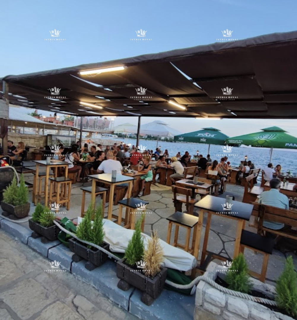 Istria, Umago, centro, vendita di un ristorante con casa, prima fila sul mare - POSSIBILITÀ DI AFFITTO DEL RISTORANTE!
