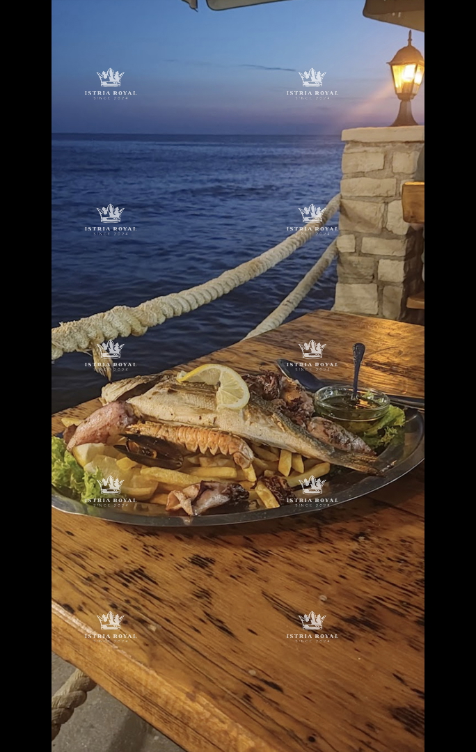 Istria, Umago, centro, vendita di un ristorante con casa, prima fila sul mare - POSSIBILITÀ DI AFFITTO DEL RISTORANTE!