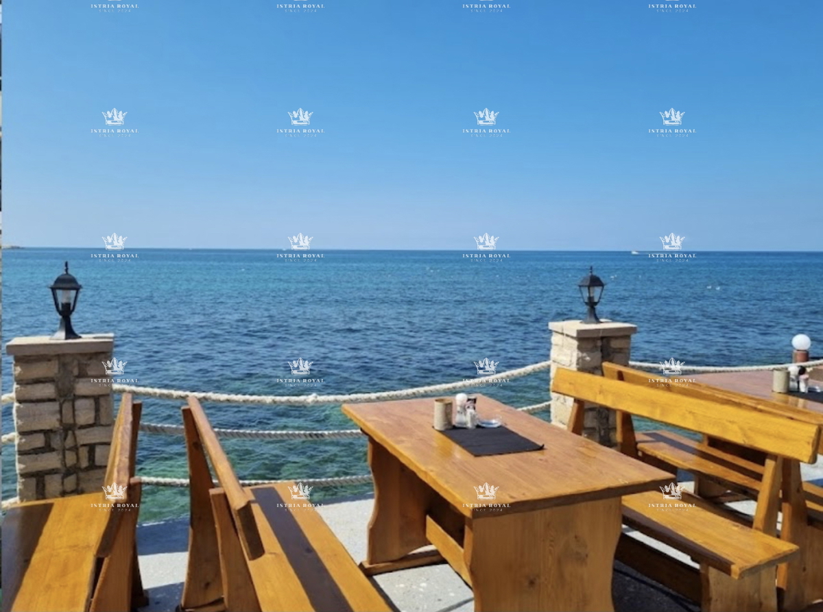 Istria, Umago, centro, vendita di un ristorante con casa, prima fila sul mare - POSSIBILITÀ DI AFFITTO DEL RISTORANTE!