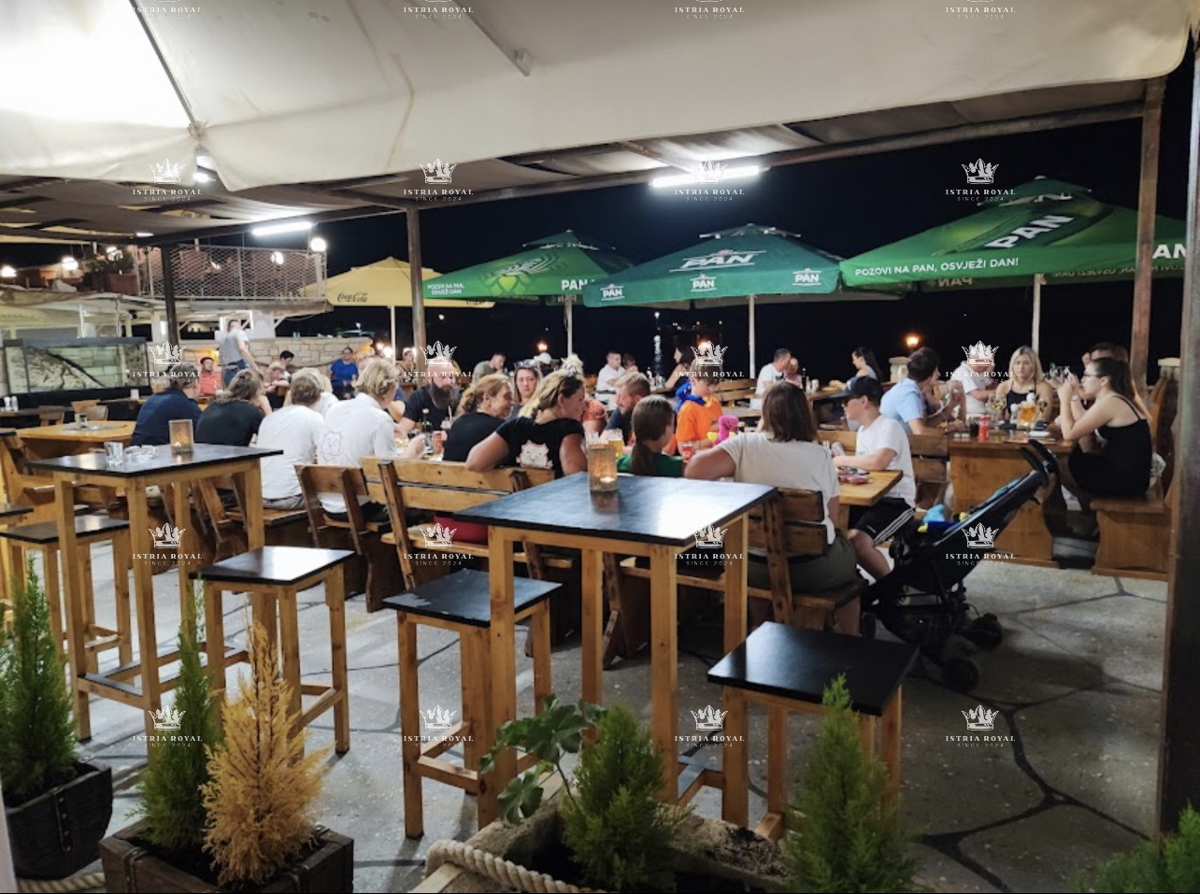 Istria, Umago, centro, vendita di un ristorante con casa, prima fila sul mare - POSSIBILITÀ DI AFFITTO DEL RISTORANTE!
