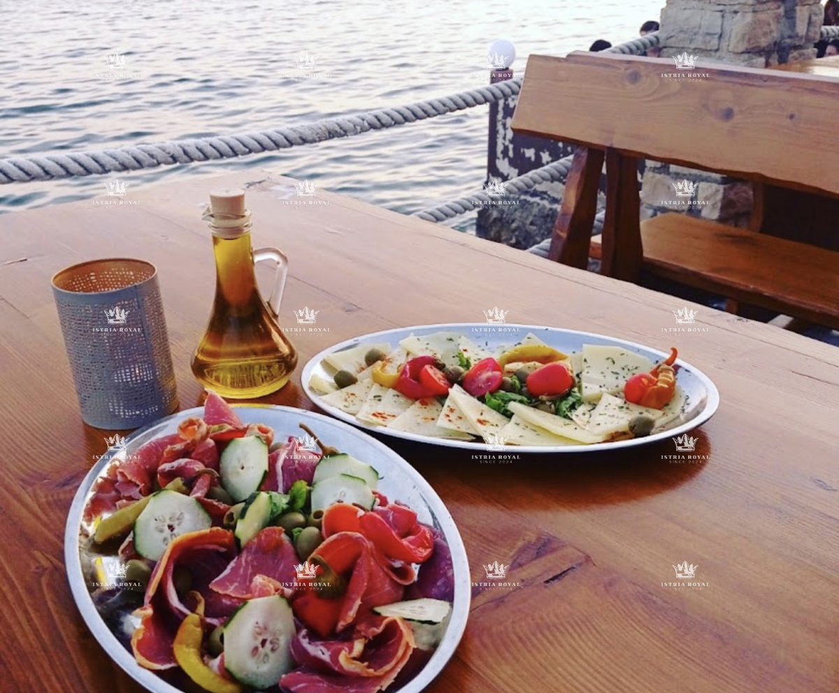 Istria, Umago, centro, vendita di un ristorante con casa, prima fila sul mare - POSSIBILITÀ DI AFFITTO DEL RISTORANTE!