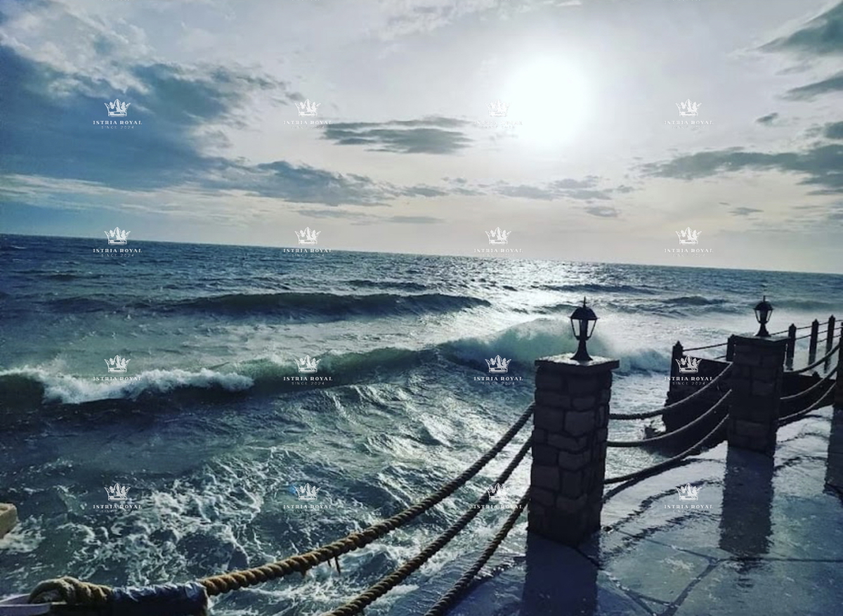 Istria, Umago, centro, vendita di un ristorante con casa, prima fila sul mare - POSSIBILITÀ DI AFFITTO DEL RISTORANTE!