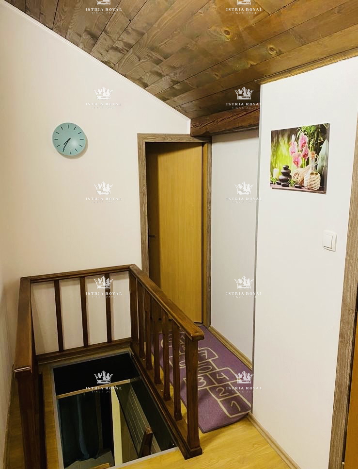 Istria, Buzet, appartamento 135m2, 5 camere + soggiorno doppio, parcheggio