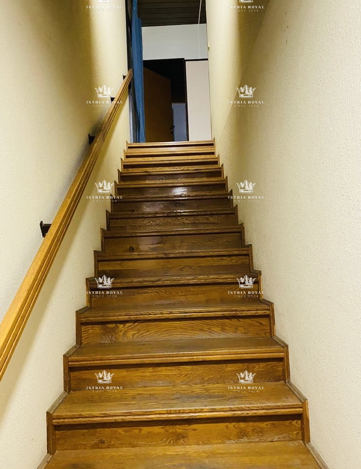 Istria, Buzet, appartamento 135m2, 5 camere + soggiorno doppio, parcheggio