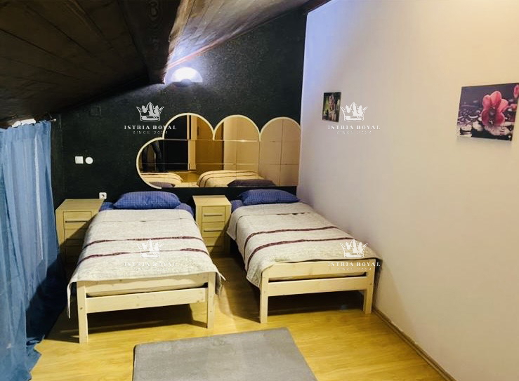 Istria, Buzet, appartamento 135m2, 5 camere + soggiorno doppio, parcheggio