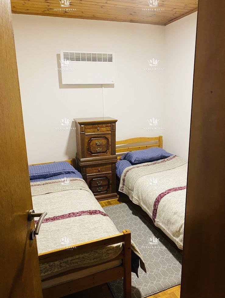 Istria, Buzet, appartamento 135m2, 5 camere + soggiorno doppio, parcheggio