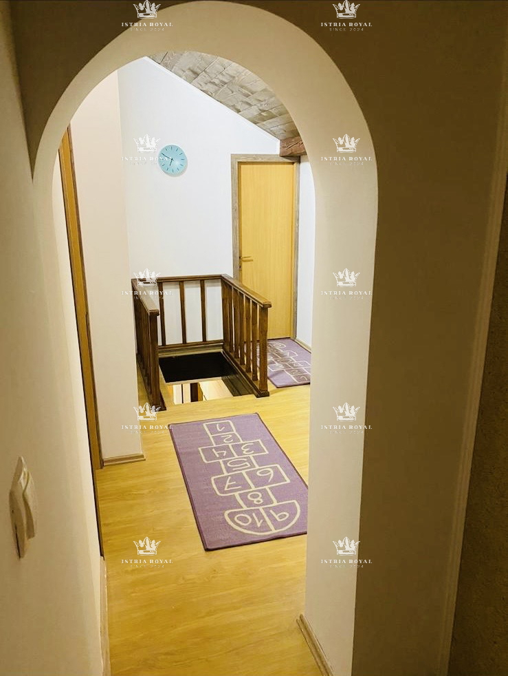 Istria, Buzet, appartamento 135m2, 5 camere + soggiorno doppio, parcheggio