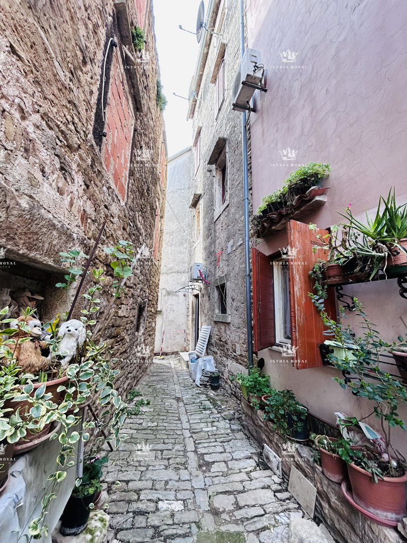 Appartamento ristrutturato nel centro di Buje – 30 m² + 20 m² di deposito, Istria!