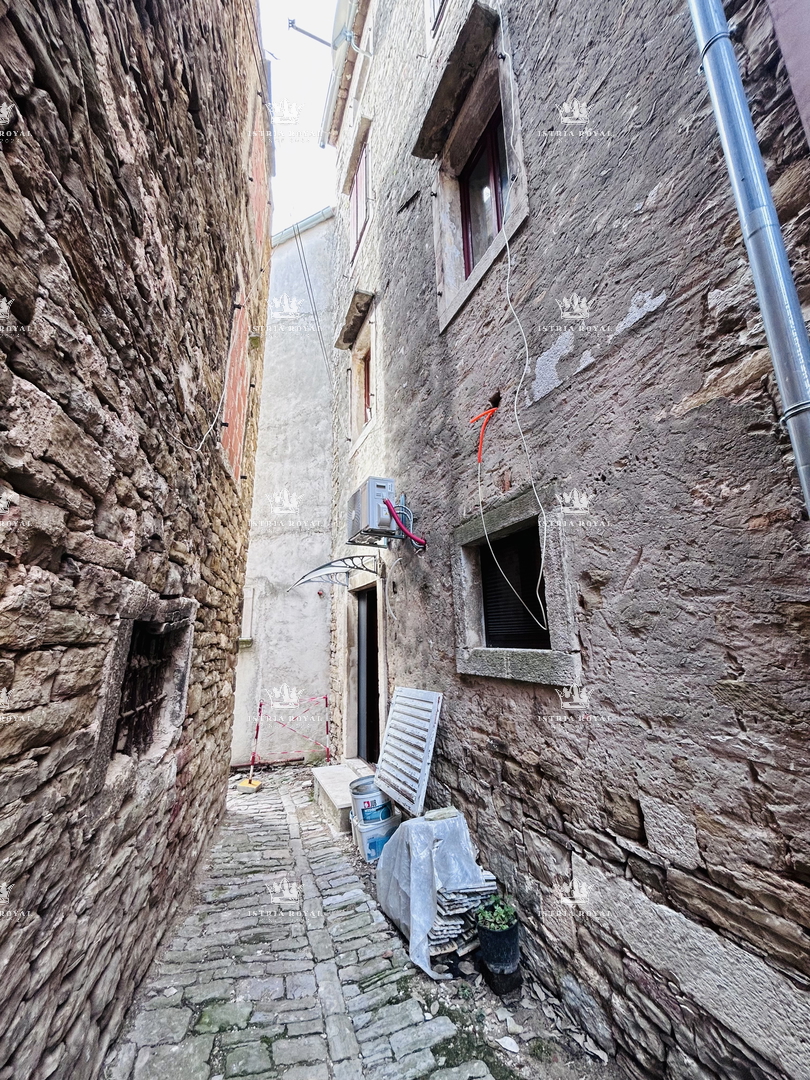 Appartamento ristrutturato nel centro di Buje – 30 m² + 20 m² di deposito, Istria!