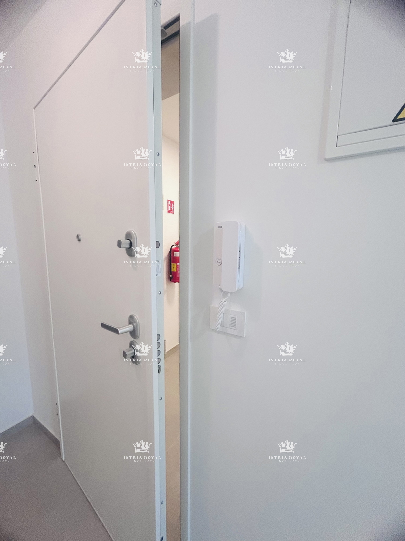 Vendita Appartamento a Umago – 2 Camere da Letto + Soggiorno con Angolo Cottura, 64 m², Vista Mare, Posto Auto, Vicino al Centro!