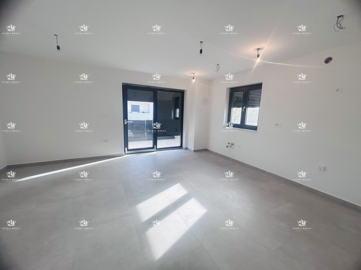 Vendita Appartamento a Umago – 2 Camere da Letto + Soggiorno con Angolo Cottura, 64 m², Vista Mare, Posto Auto, Vicino al Centro!