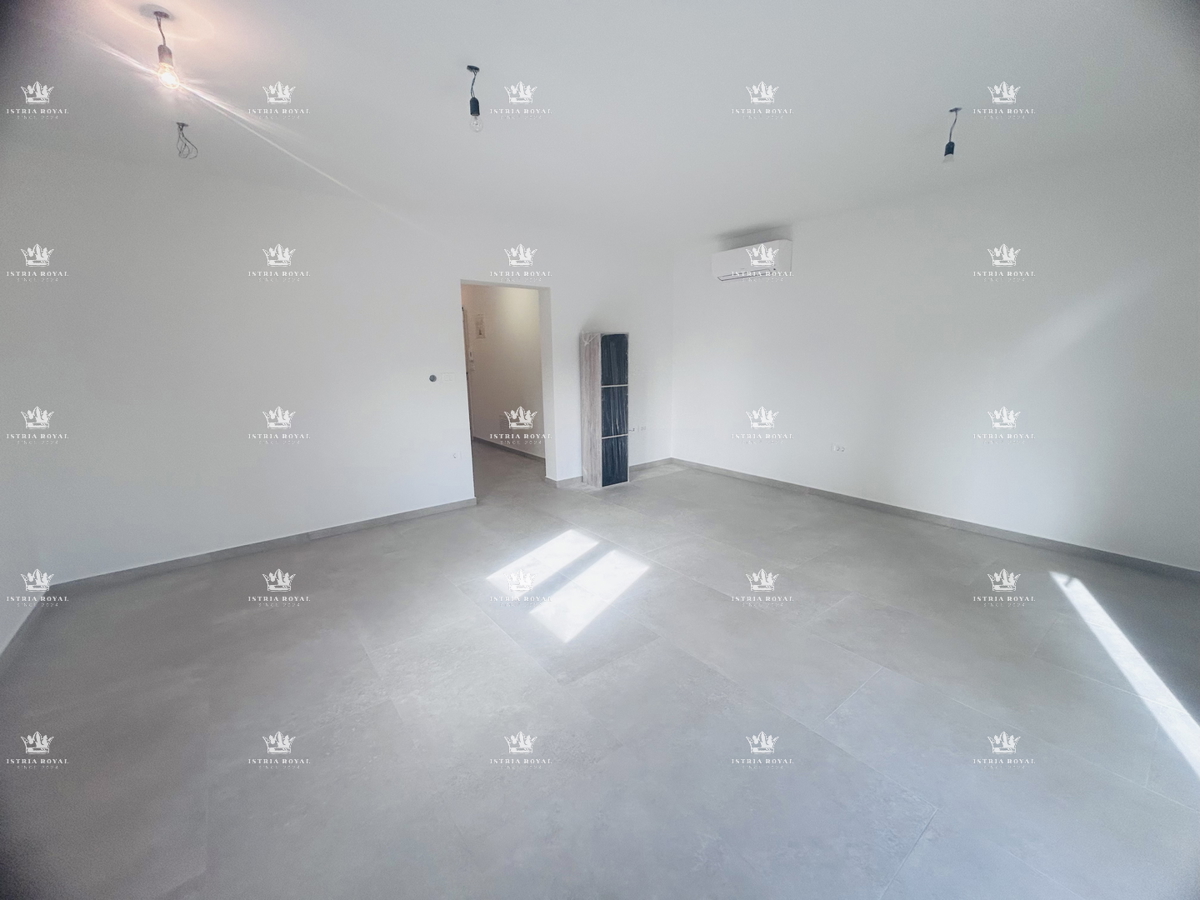 Vendita Appartamento a Umago – 2 Camere da Letto + Soggiorno con Angolo Cottura, 64 m², Vista Mare, Posto Auto, Vicino al Centro!