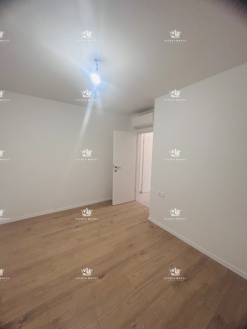Vendita Appartamento a Umago – 2 Camere da Letto + Soggiorno con Angolo Cottura, 64 m², Vista Mare, Posto Auto, Vicino al Centro!