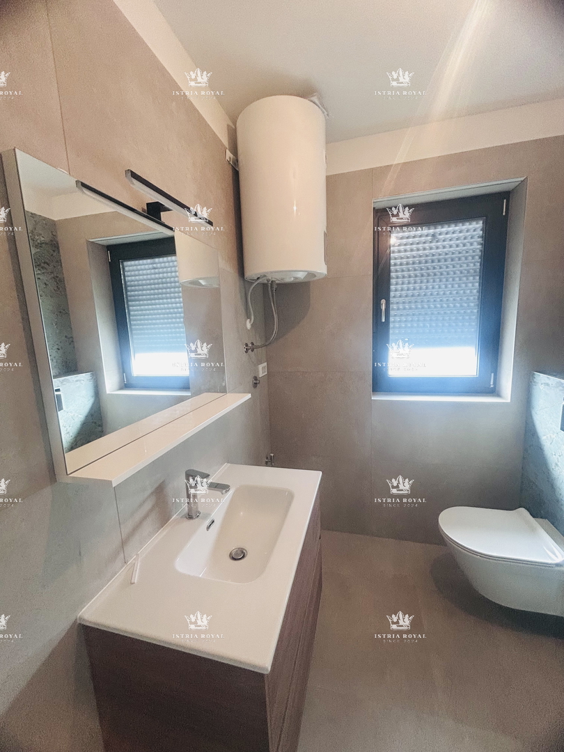 Vendita Appartamento a Umago – 2 Camere da Letto + Soggiorno con Angolo Cottura, 64 m², Vista Mare, Posto Auto, Vicino al Centro!