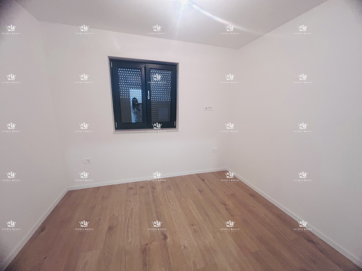 Vendita Appartamento a Umago – 2 Camere da Letto + Soggiorno con Angolo Cottura, 64 m², Vista Mare, Posto Auto, Vicino al Centro!