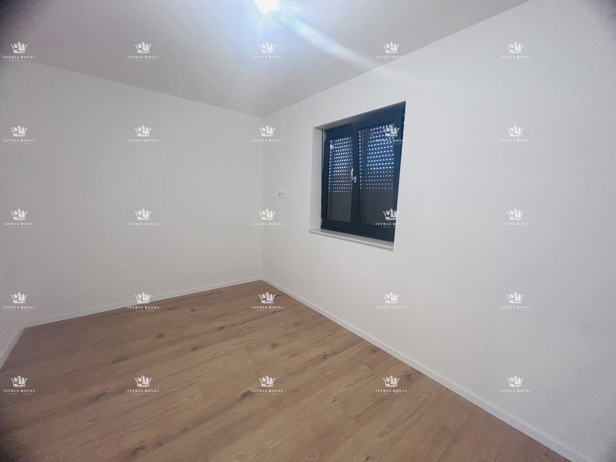 Vendita Appartamento a Umago – 2 Camere da Letto + Soggiorno con Angolo Cottura, 64 m², Vista Mare, Posto Auto, Vicino al Centro!