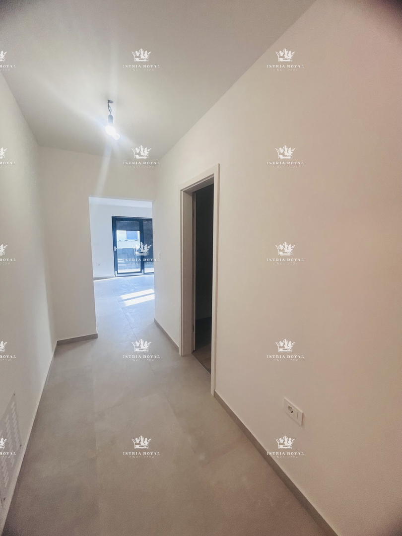 Vendita Appartamento a Umago – 2 Camere da Letto + Soggiorno con Angolo Cottura, 64 m², Vista Mare, Posto Auto, Vicino al Centro!
