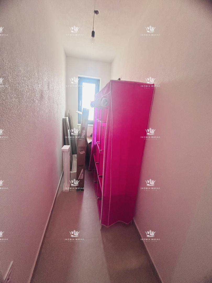 Vendita Appartamento a Umago – 2 Camere da Letto + Soggiorno con Angolo Cottura, 64 m², Vista Mare, Posto Auto, Vicino al Centro!