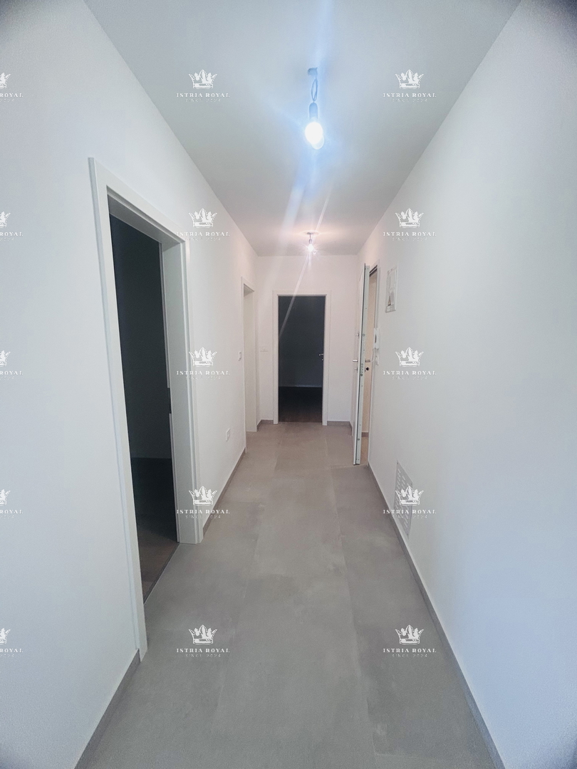 Vendita Appartamento a Umago – 2 Camere da Letto + Soggiorno con Angolo Cottura, 64 m², Vista Mare, Posto Auto, Vicino al Centro!