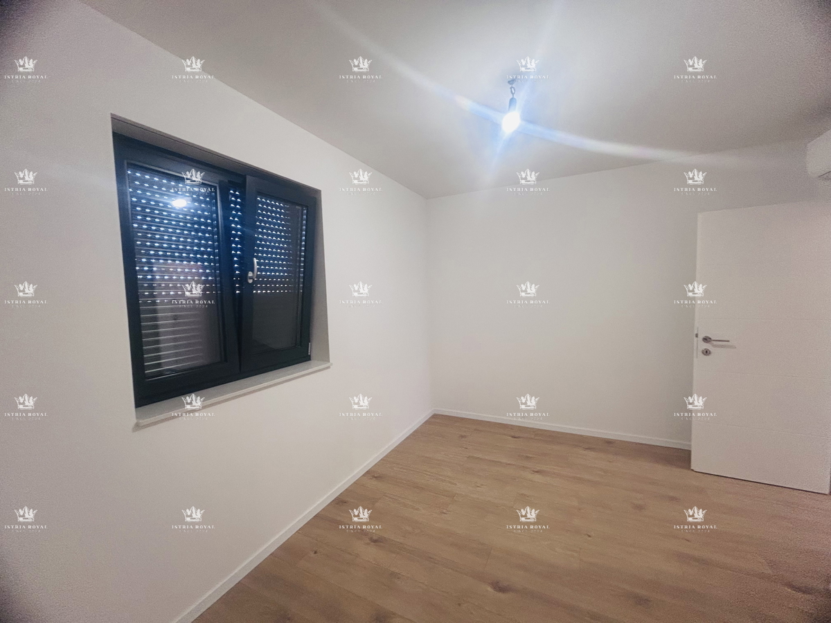 Vendita Appartamento a Umago – 2 Camere da Letto + Soggiorno con Angolo Cottura, 64 m², Vista Mare, Posto Auto, Vicino al Centro!