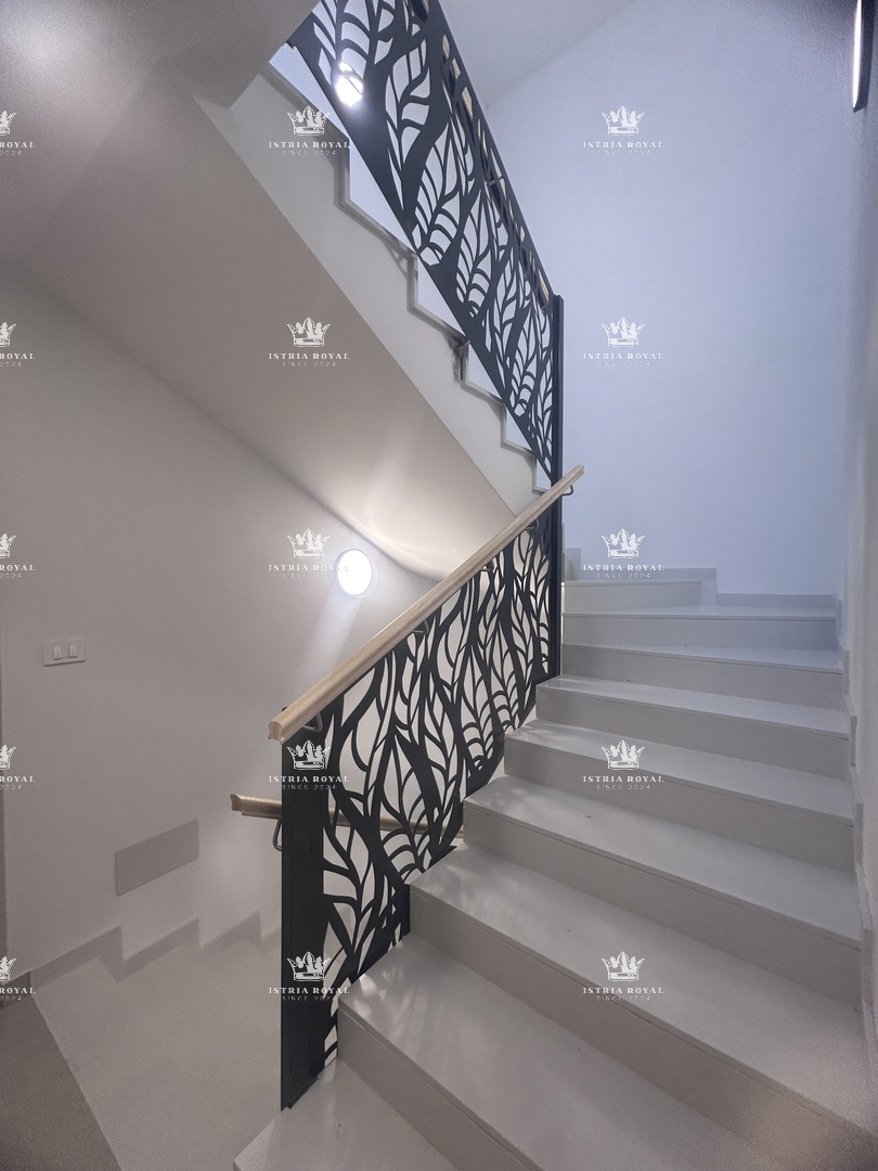 Vendita Appartamento a Umago – 2 Camere da Letto + Soggiorno con Angolo Cottura, 64 m², Vista Mare, Posto Auto, Vicino al Centro!