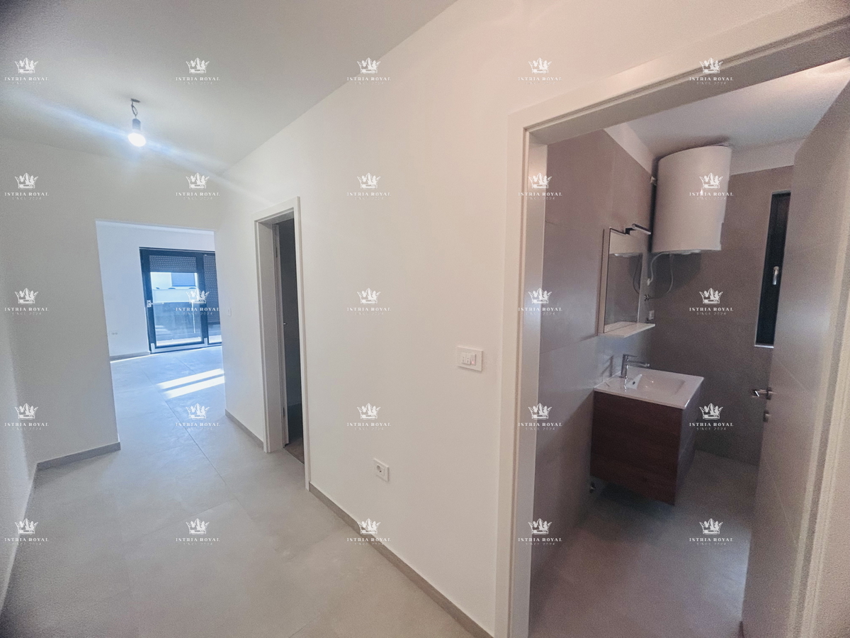 Vendita Appartamento a Umago – 2 Camere da Letto + Soggiorno con Angolo Cottura, 64 m², Vista Mare, Posto Auto, Vicino al Centro!