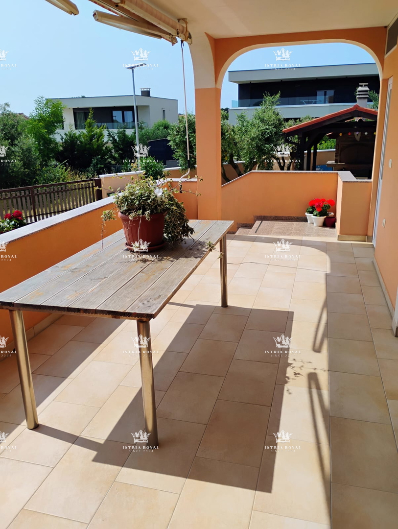  VENDESI CASA CON DUE UNITÀ ABITATIVE + CORTILE – TOTALE 136,78 m²! ISTRIA, LIŽNJAN, PULA