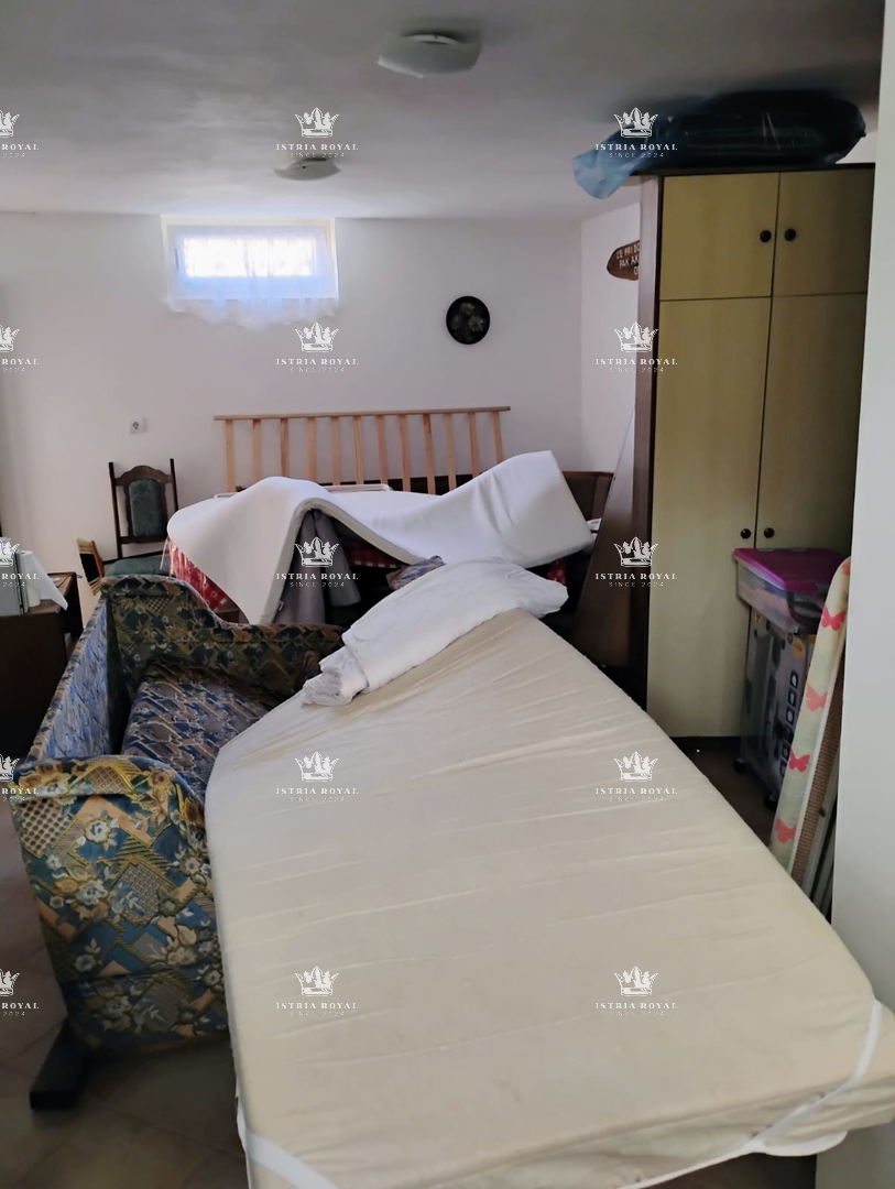  VENDESI CASA CON DUE UNITÀ ABITATIVE + CORTILE – TOTALE 136,78 m²! ISTRIA, LIŽNJAN, PULA