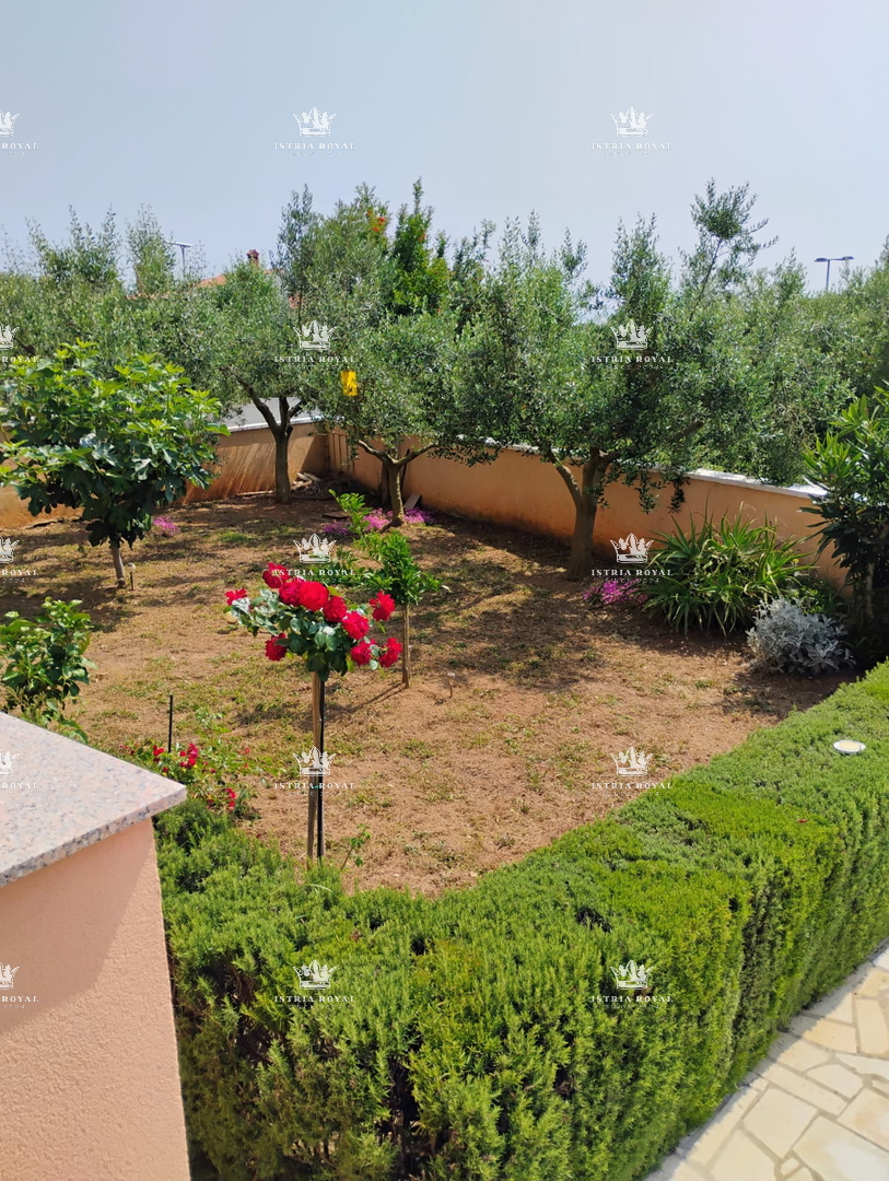  VENDESI CASA CON DUE UNITÀ ABITATIVE + CORTILE – TOTALE 136,78 m²! ISTRIA, LIŽNJAN, PULA