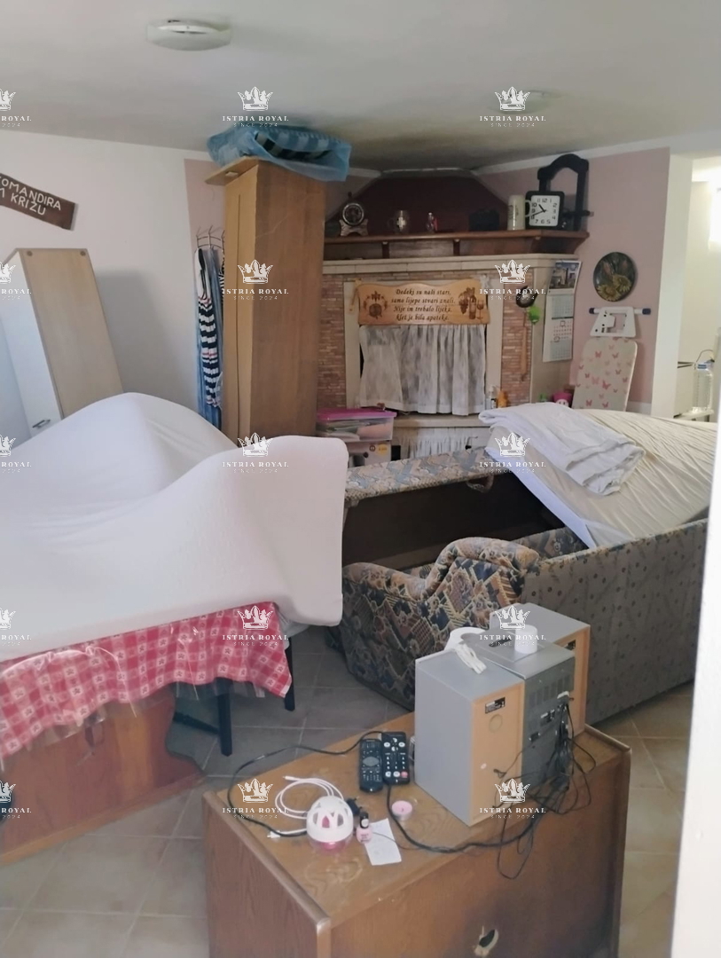  VENDESI CASA CON DUE UNITÀ ABITATIVE + CORTILE – TOTALE 136,78 m²! ISTRIA, LIŽNJAN, PULA