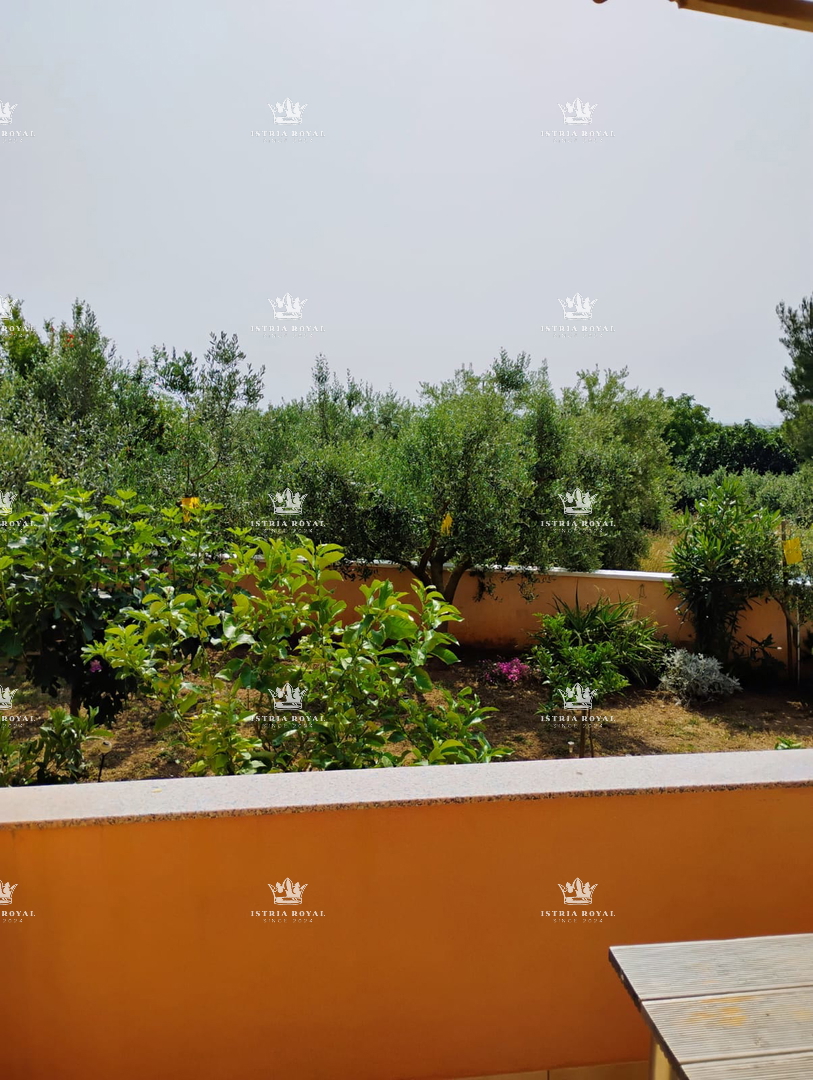  VENDESI CASA CON DUE UNITÀ ABITATIVE + CORTILE – TOTALE 136,78 m²! ISTRIA, LIŽNJAN, PULA