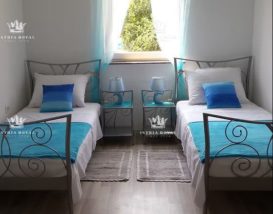  VENDESI CASA CON DUE UNITÀ ABITATIVE + CORTILE – TOTALE 136,78 m²! ISTRIA, LIŽNJAN, PULA