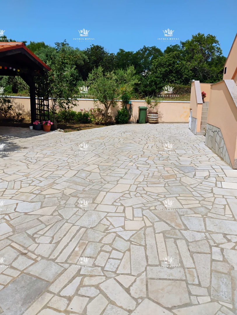  VENDESI CASA CON DUE UNITÀ ABITATIVE + CORTILE – TOTALE 136,78 m²! ISTRIA, LIŽNJAN, PULA