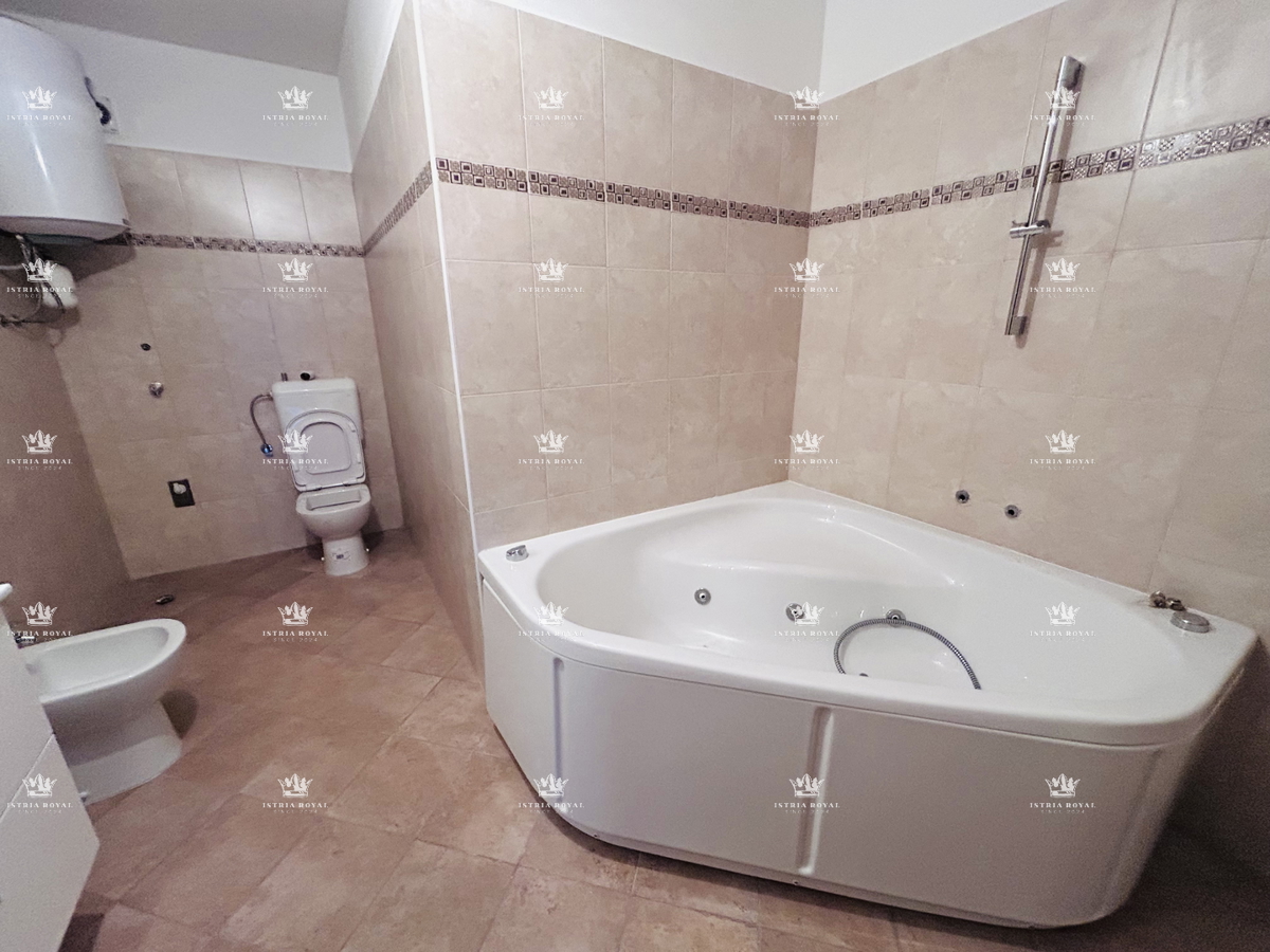 Istria, Bašanija, appartamento 2 camere da letto + soggiorno con angolo cottura, 93 m2, tre terrazze, parte del residence