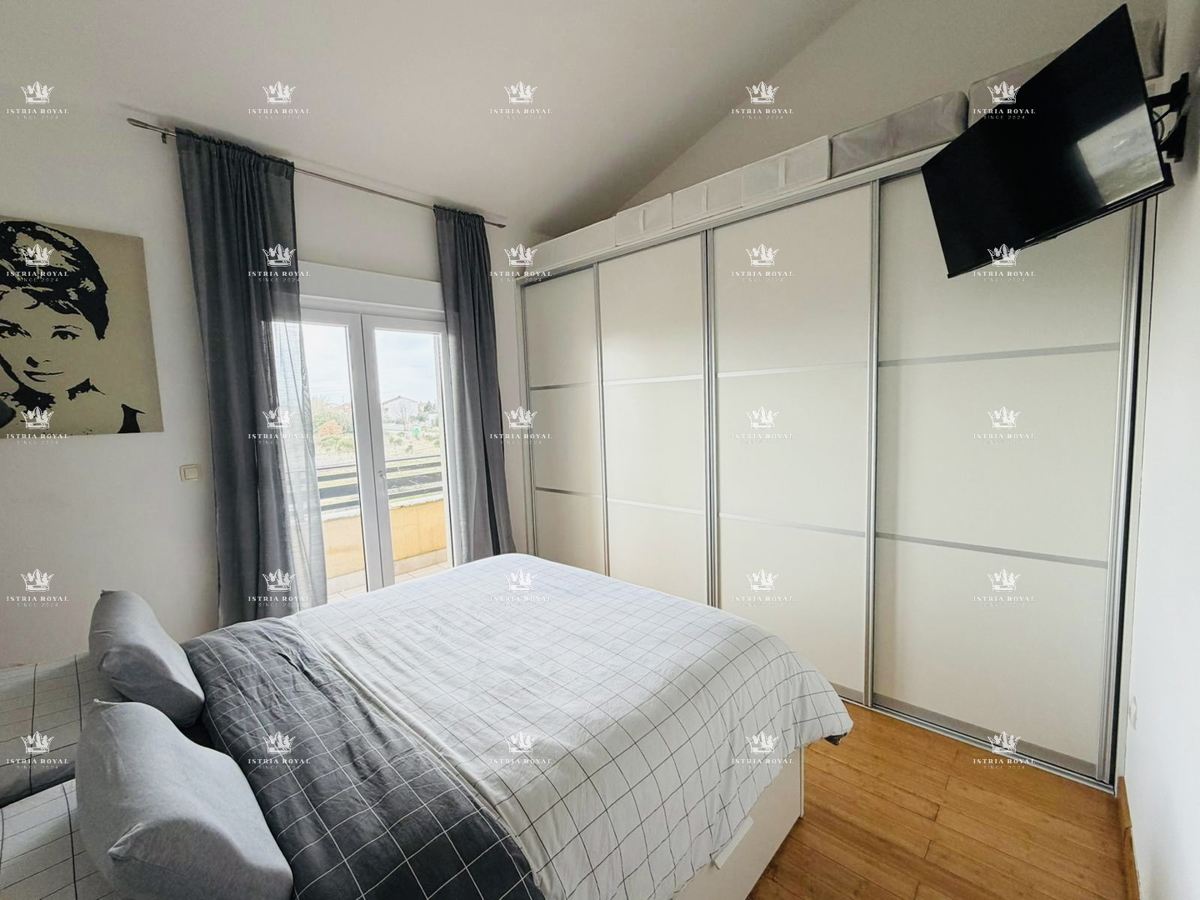 Istra, Pula, appartamento moderno 105m2, parcheggio, 2 camere da letto + soggiorno, terrazza, mansarda aggiuntiva