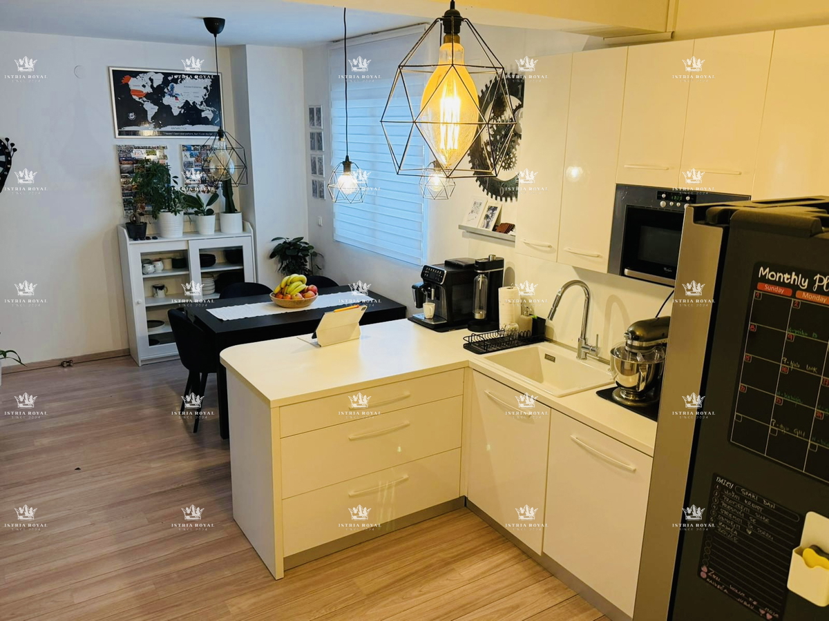 Istra, Pula, appartamento moderno 105m2, parcheggio, 2 camere da letto + soggiorno, terrazza, mansarda aggiuntiva