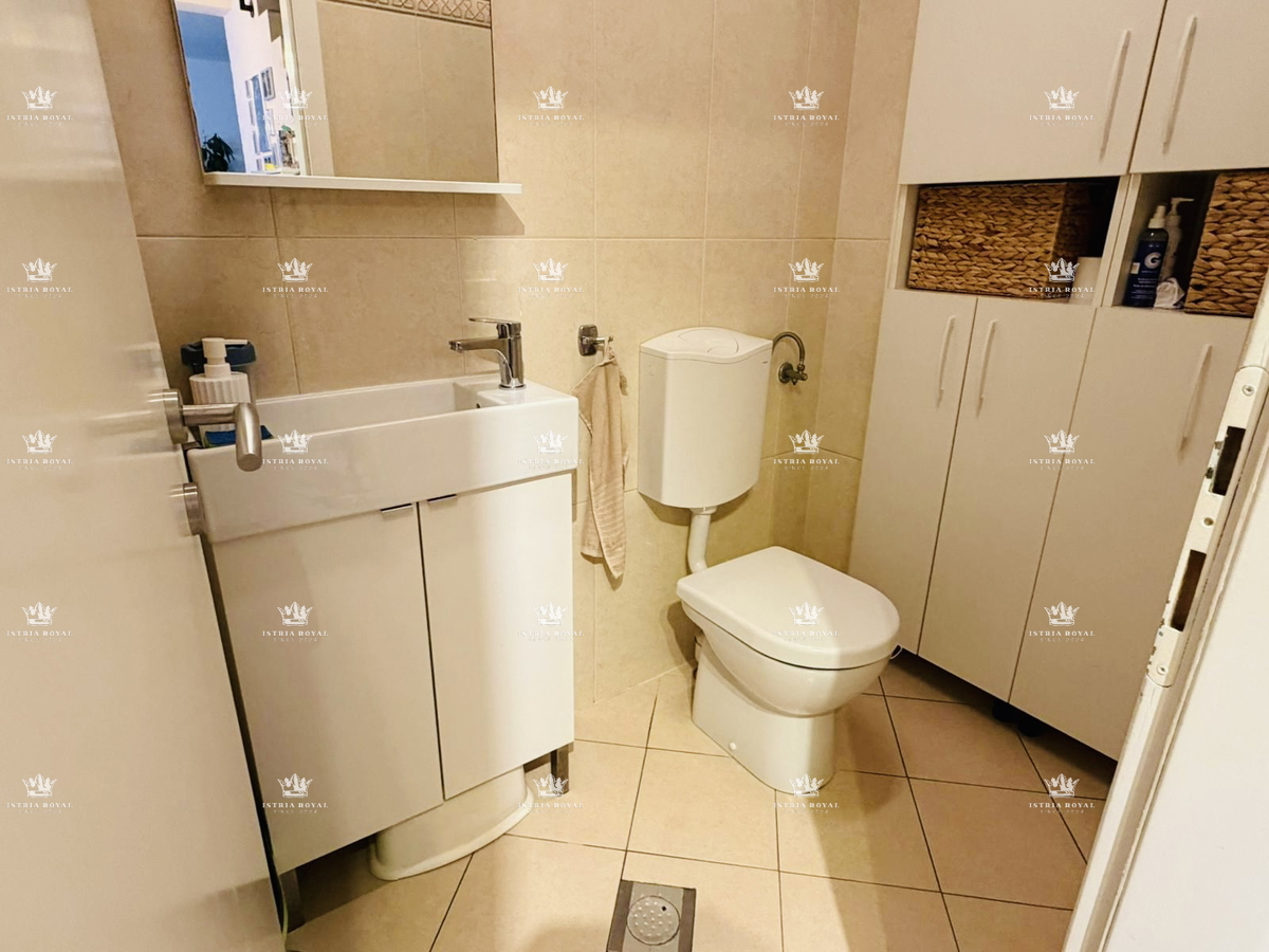 Istra, Pula, appartamento moderno 105m2, parcheggio, 2 camere da letto + soggiorno, terrazza, mansarda aggiuntiva