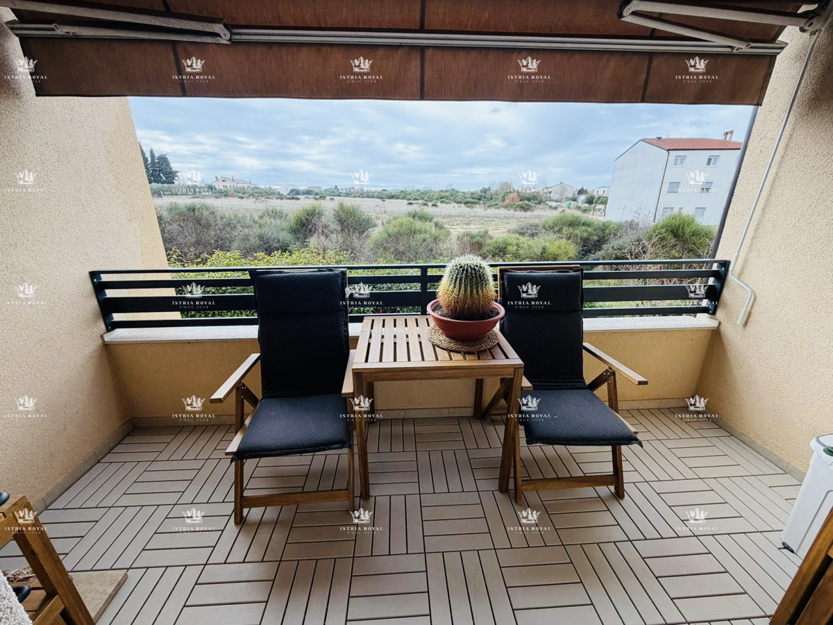 Istra, Pula, appartamento moderno 105m2, parcheggio, 2 camere da letto + soggiorno, terrazza, mansarda aggiuntiva