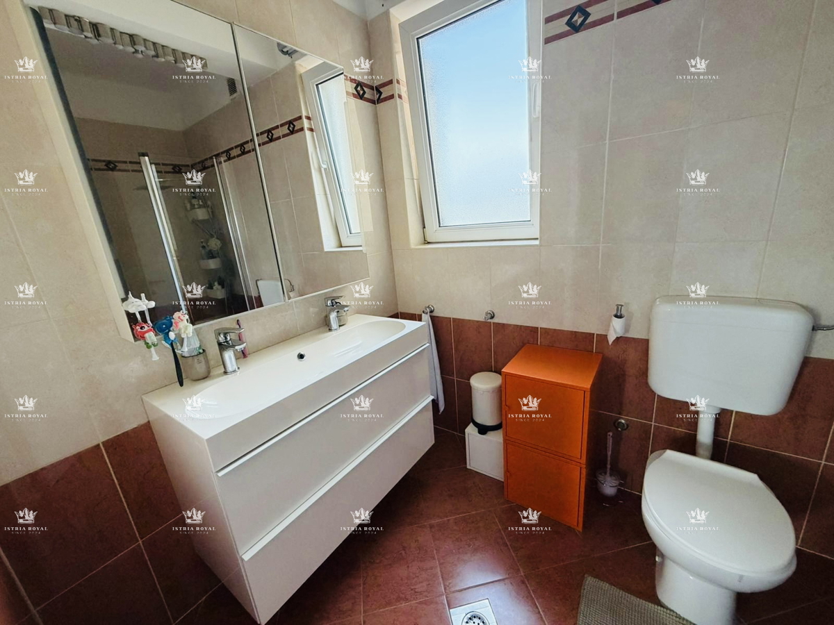 Istra, Pula, appartamento moderno 105m2, parcheggio, 2 camere da letto + soggiorno, terrazza, mansarda aggiuntiva