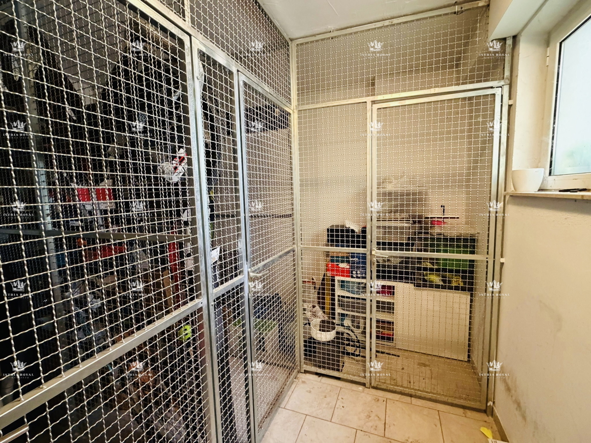 Istra, Pula, appartamento moderno 105m2, parcheggio, 2 camere da letto + soggiorno, terrazza, mansarda aggiuntiva