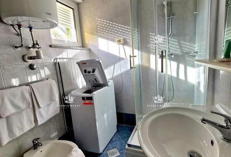 Istra, Crveni Vrh, Appartamento 39m2, 1 camera da letto + soggiorno con angolo cottura, vicino al mare, zona residenziale, vista aperta sul mare,